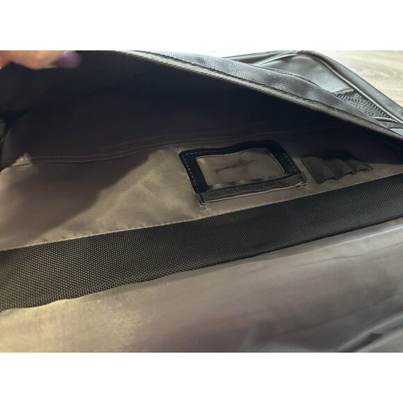 Targus 17” Blacktop Deluxe‎ Laptop Case w/ Dome Protection Softside Brief Case - Picture 4 of 9